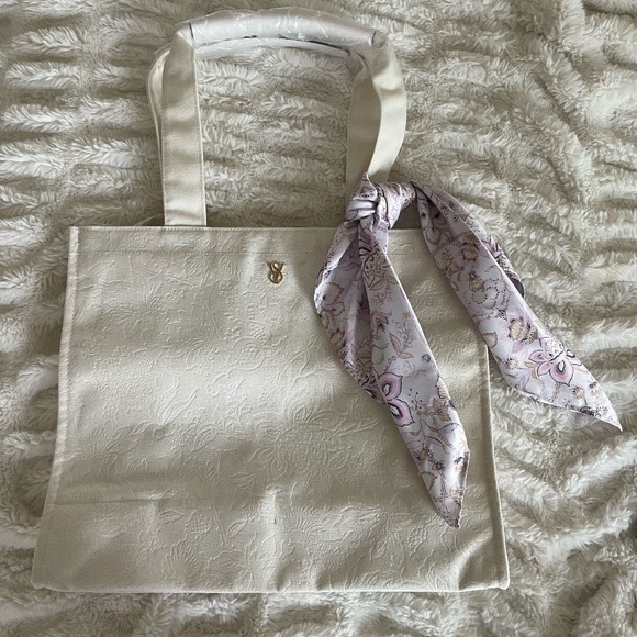 VICTORIA'S SECRET OFF WHITE BAG W/ PURPLE FLORAL SCARF NEW WITH TAGS "FLAW" - Picture 1 of 16